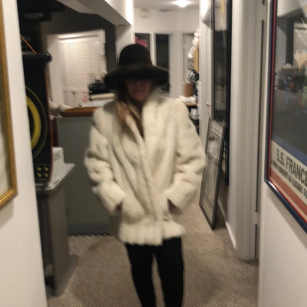 Vintage faux fur ribbed jacket. So glam on!! No rips in the lining - Picture 2 of 8